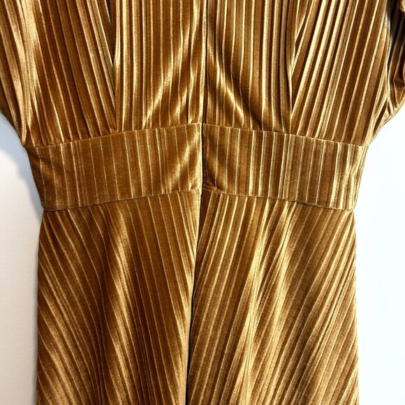 Alexia Admor Veronica Gold Pleated Velvet Midi Dress Lg Short Sleeve Boat Neck - Picture 9 of 16